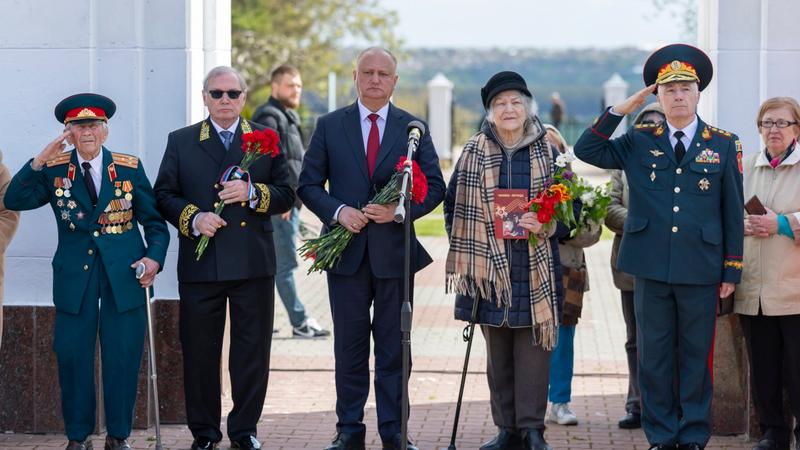 (foto) Rămășițe ale 16 soldați ai Armatei Roșii, reînhumate la Șerpeni. Dodon, prezent la ceremonia solemnă: Memoria eroilor e fundamentul viitorului nostru