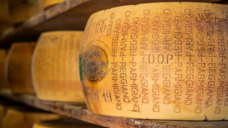 Banca din Italia unde brânza ține loc de bani. Mii de roți de Parmigiano Reggiano, garanţie pentru credite