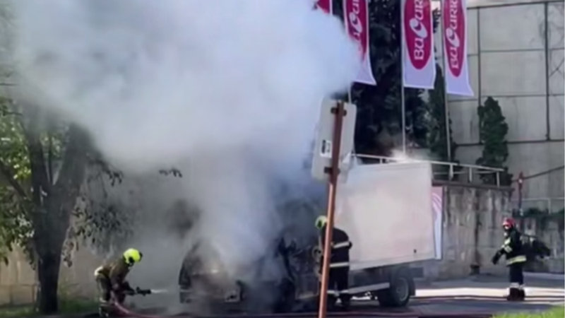 (video) Un camion a luat foc lângă fabrica „Bucuria” din capitală: Pompierii, la fața locului