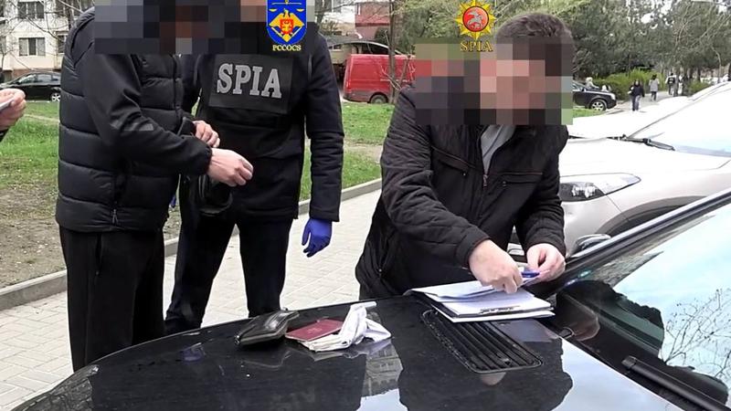 (video) „– Îmi trebuie permis! – Facem transfer de ruble și comand”: Descinderi într-un dosar de acte false românești și moldovenești, fabricate și vândute de o rețea internațională