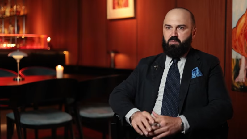 (video) „Mi-a fost oaspete ex-președintele Franței.” Povestea moldoveanului care a muncit la câmp și în construcții în Italia, iar acum are un club pentru bogații lumii în Danemarca