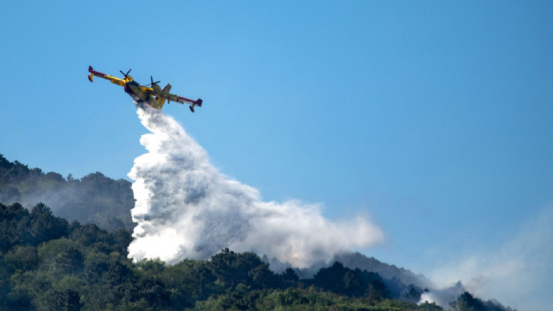 Incendiu violent în Italia: Mii de persoane, evacuate de armată