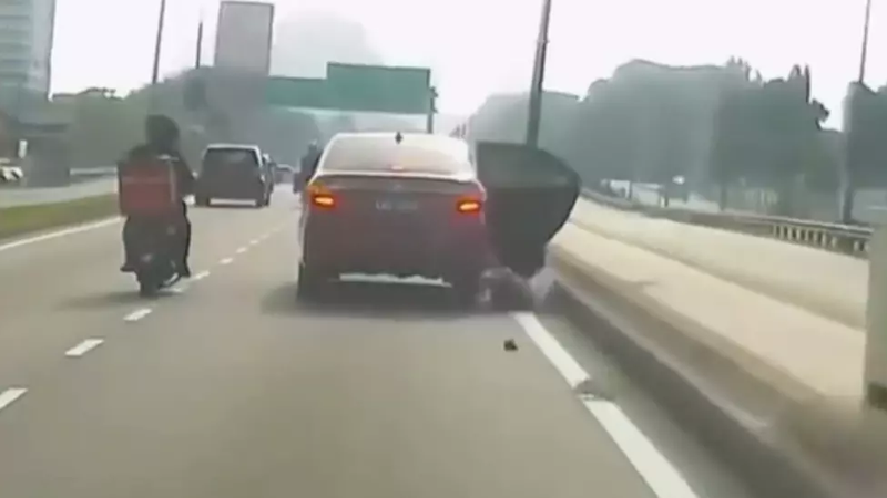 (video) Momentul în care o femeie sare dintr-un taxi, pe o autostradă în Malaysia: „Era ceva în privirea șoferului care m-a speriat”