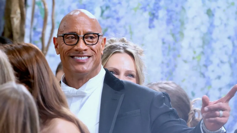Dwayne Johnson, apariție surpriză la Met Gala 2026. Actorul a purtat o fustă și a explicat mesajul din spatele ținutei