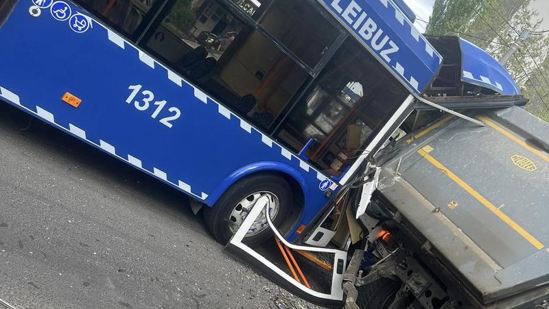 Trei copii, printre pasagerii răniți în accidentul de la Buiucani, unde un troleibuz s-a izbit de un camion: Minorii, transportați la spital