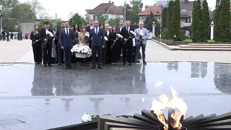 (video) Ion Ceban și oficiali ai Primăriei au depus flori la Complexul Memorial „Eternitate”: Marcăm Ziua Victoriei