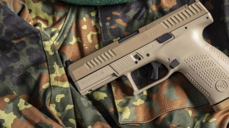 Copilul decedat la o unitate militară din Cahul a fost pătruns de glontele tras de soldat: Militarul, rănit și el, încătușat de poliție