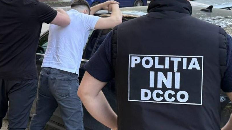 (video) Plăteau cumpărăturile cu bani falși: Doi tineri, încătușați după ce au fost prinși cu bancnote de 100 € contrafăcute