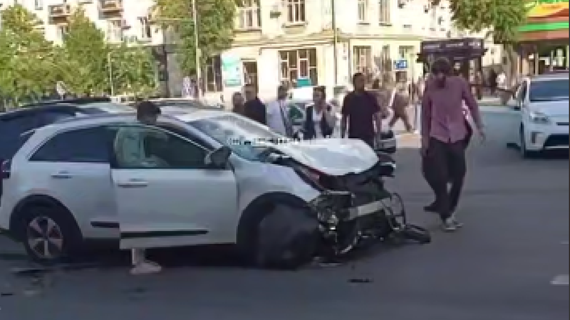 (video) Un BMW și o KIA s-au lovit violent într-o intersecție din sectorul Rîșcani: O pasageră, transportată la spital