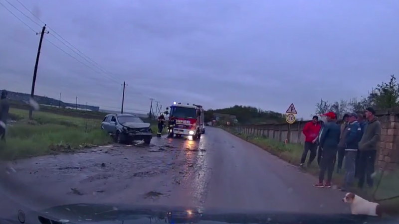 (video) Accident la Costești: Un Opel, distrus, după ce șoferul a derapat de pe traseu