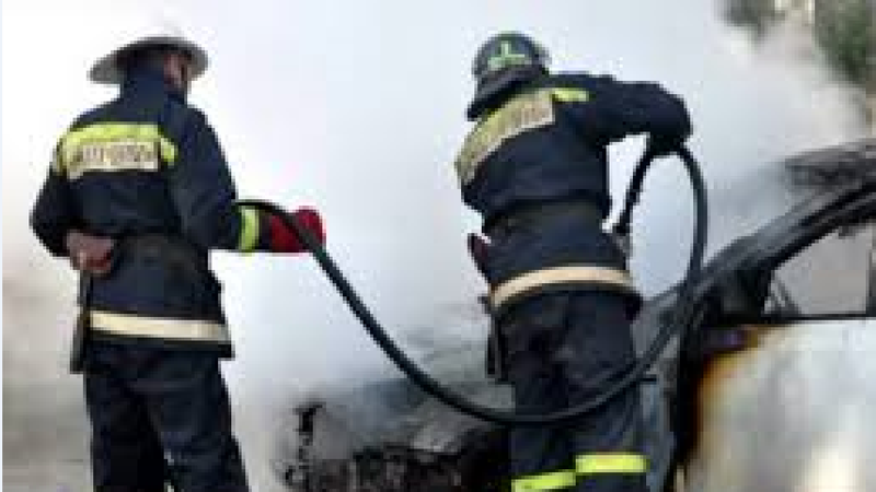 O motocicletă a luat foc pe o stradă din capitală: un Mercedes și o Toyota, parcate în apropiere, afectate de flăcări