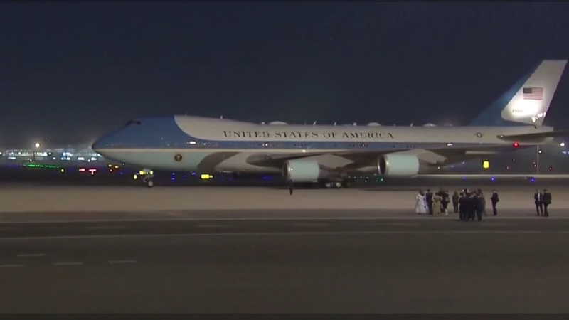 Trump a aterizat în China, primit de zeci de „pionieri” care fluturau steaguri. Ce îi va cere lui Xi Jinping