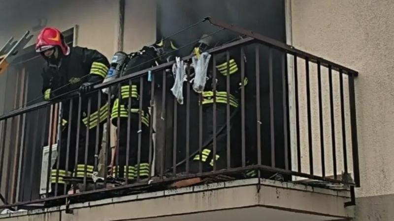 „A ieșit la terasă învăluit de flăcări”. Scene îngrozitoare în Italia, unde un moldovean a decedat, după ce și-a aprins apartamentul: S-ar fi certat cu soția, înainte de tragedie