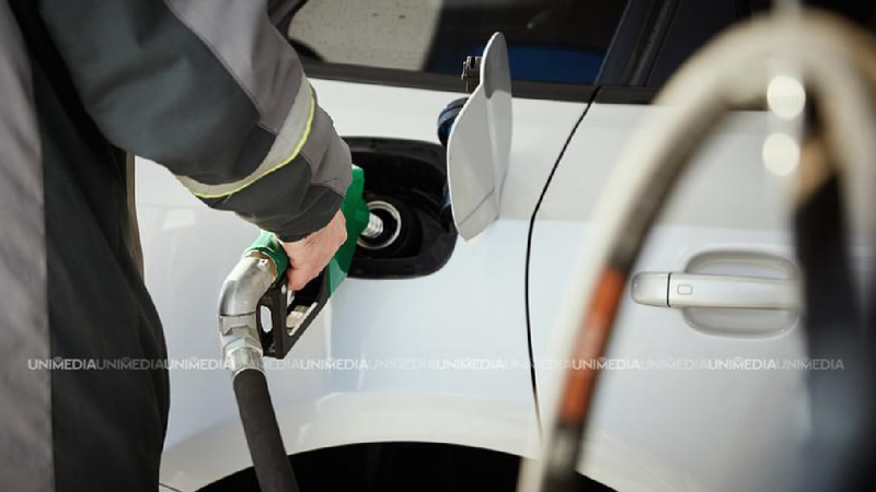 Motorina se ieftinește, iar benzina continuă să se scumpească: Cât vor costa carburanții mâine