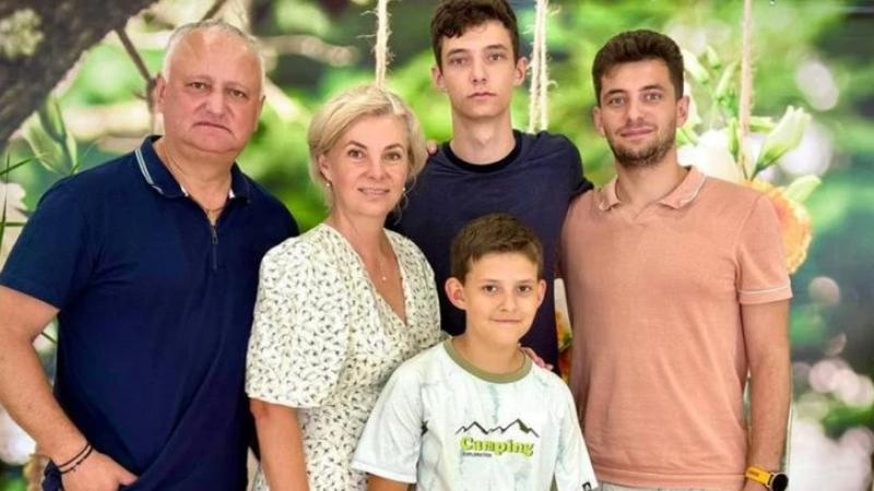 (foto) „În curând vom fi șase”. Igor Dodon, de Ziua Familiei: Copiii, dragostea și continuitatea neamului - în asta costă sensul vieții