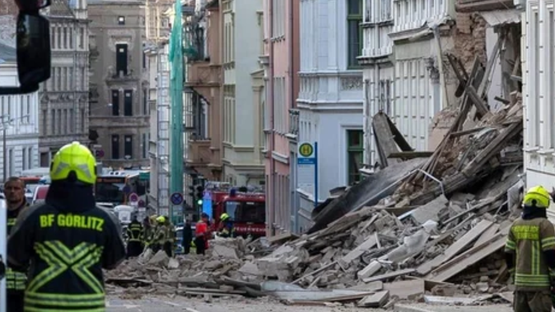 Două turiste din România, dispărute după prăbușirea unei clădiri în Germania. Operațiunea de salvare dificilă: Risc de scurgeri de gaz și moloz instabil