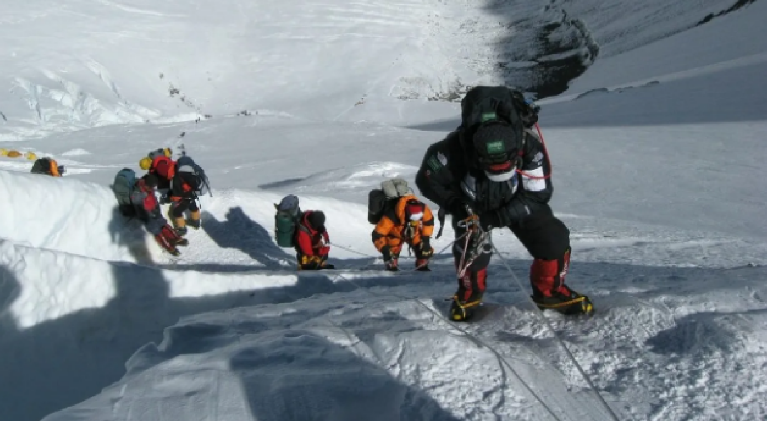 (video) Record pe Vârful Everest: 274 de alpiniști au ajuns pe cel mai înalt munte din lume într-o singură zi
