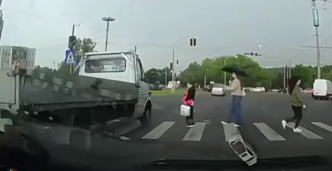 (video) A trecut la niciun metru de copilă: O fetiță pe zebră, la un pas să fie spulberată de un camion. Momentul, surprins de o cameră de bord