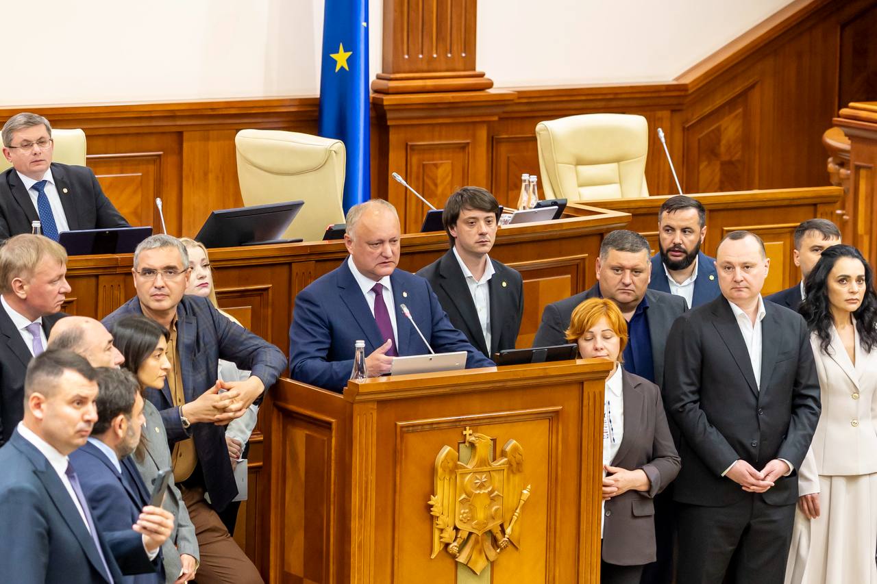 (video) „Mi-am adus aminte de 8 iunie 2019, în timpul statului capturat.” Igor Dodon, după scandalul din Parlament: Atunci am început ședința cu lumina stinsă, fără microfoane