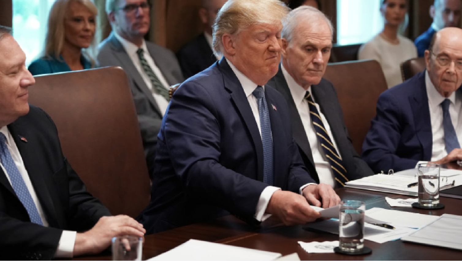 Trump anunță că oscilează între o înțelegere cu Iranul şi reluarea războiului. „Fie avem un acord bun, fie îi arunc în aer”