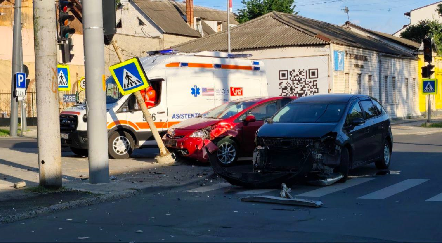 (video) Două mașini, boțite într-un accident în capitală: O pasageră de 30 de ani, transportată la spital