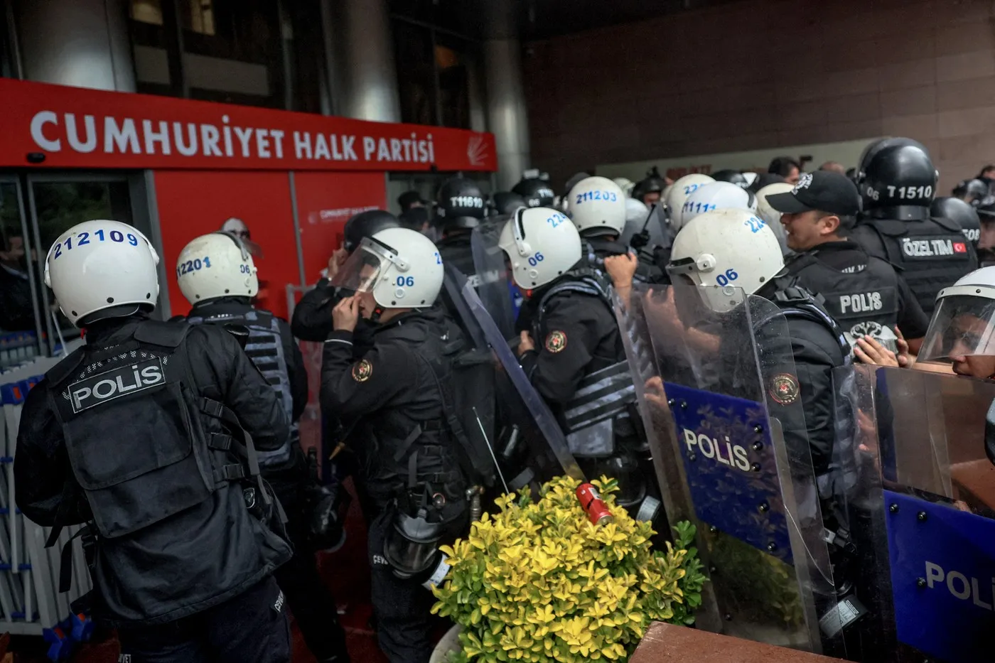(video) Liderii opoziției din Turcia, alungați din propriul sediu de partid. Intervenție în forță a poliției