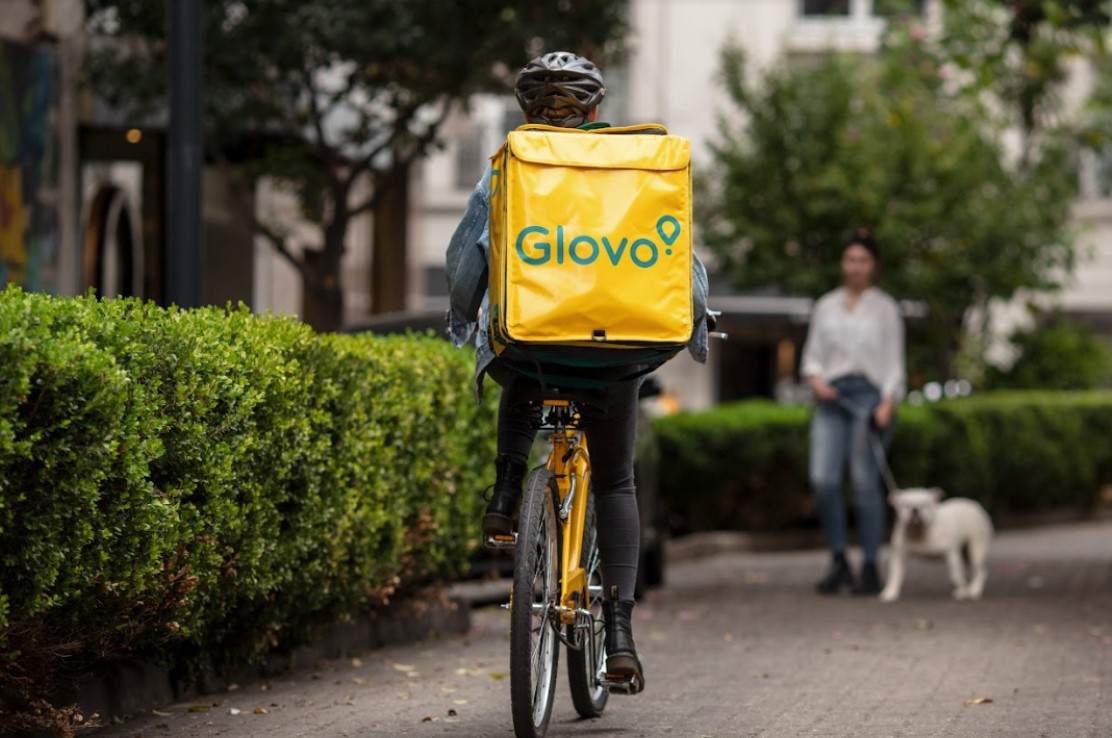 Glovo, la un pas să-și schimbe proprietarul: Uber pregătește o mișcare surpriză de peste 10 miliarde de euro pe piața livrărilor de mâncare