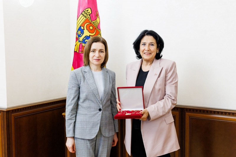 Cea mai înaltă distincție a RM, oferită fostei președinte a Georgiei: Maia Sandu i-a înmânat Saloméi Zourabichvili „Ordinul Republicii”