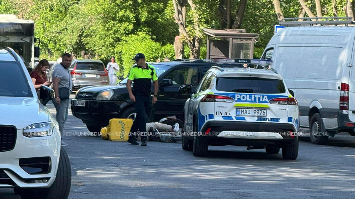 (foto/video) Un curier de la Glovo a fost lovit de o mașină, pe str. Testemițanu. Poliția și ambulanța, la fața locului