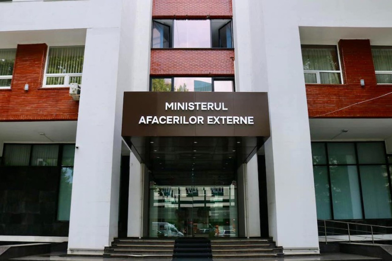 Un moldovean, reținut în Ucraina după ce a plecat din unitatea militară în care se înrolase benevol: A fost încătușat la frontieră