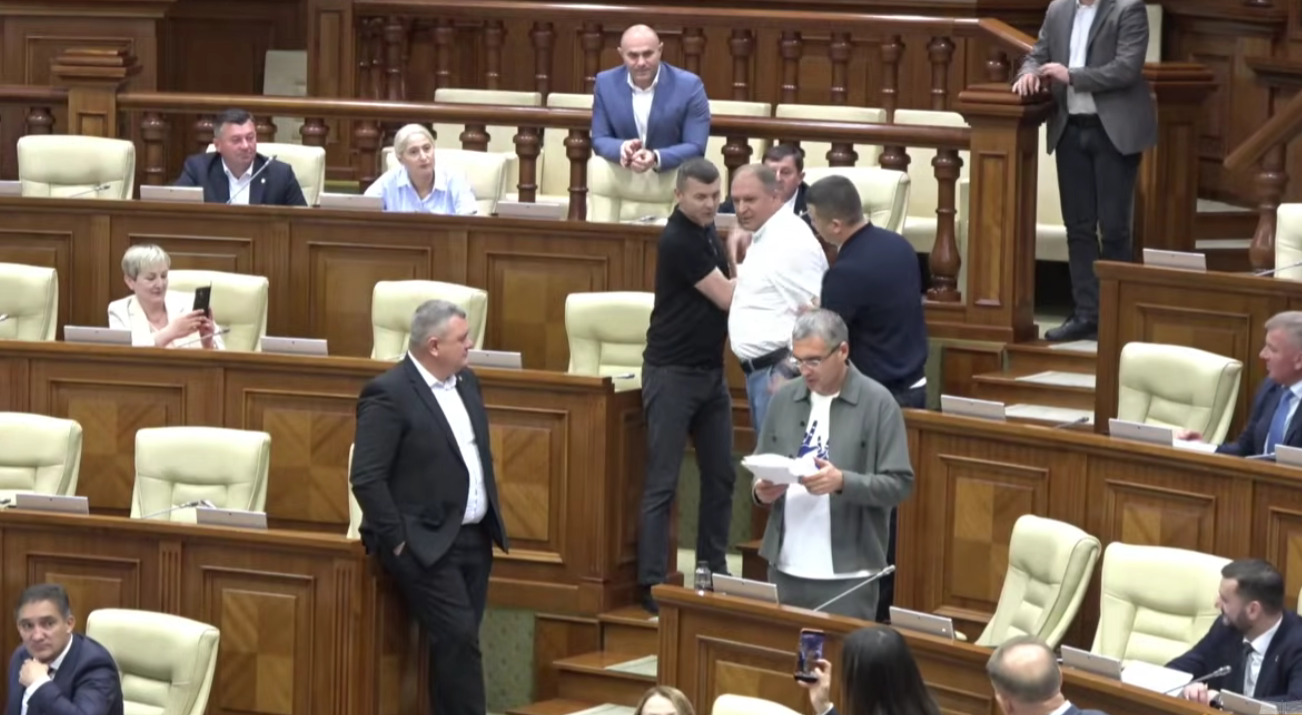 (video) Scandal în Parlament. Ion Ceban a dat buzna la ședința plenară. Grosu: „E un provocator”. Primarul capitalei, scos cu forța din sală