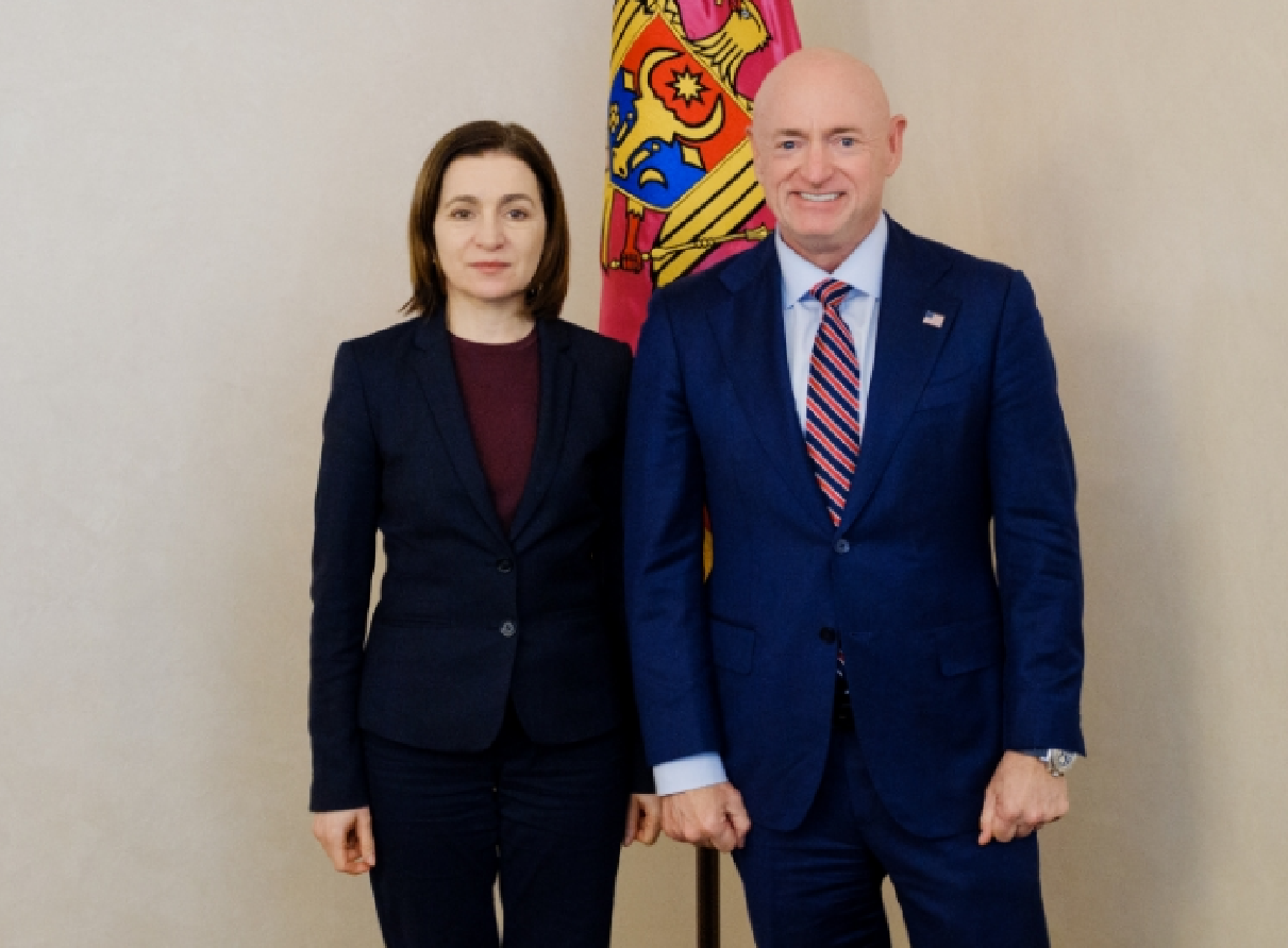 Maia Sandu s-a întâlnit cu senatorul american Mark Kelly: SUA anunță sprijin de 8 milioane de dolari pentru securitatea cibernetică a RM