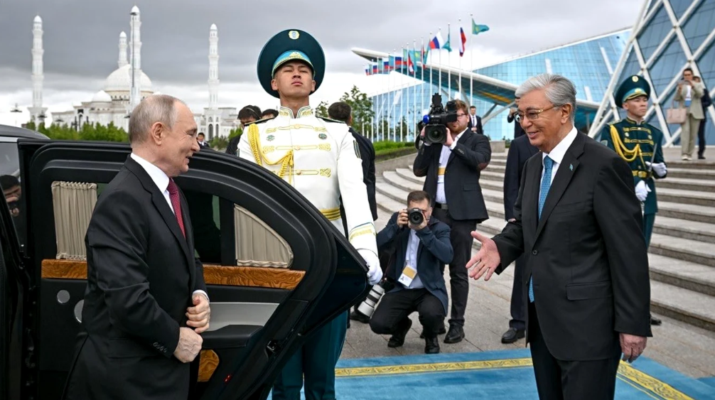 (video) Dispozitiv uriaș de securitate pentru Putin în Kazahstan. Liderul de la Kremlin, escortat de blindate cu mitralior, tehnologie anti-drone și supraveghere aeriană