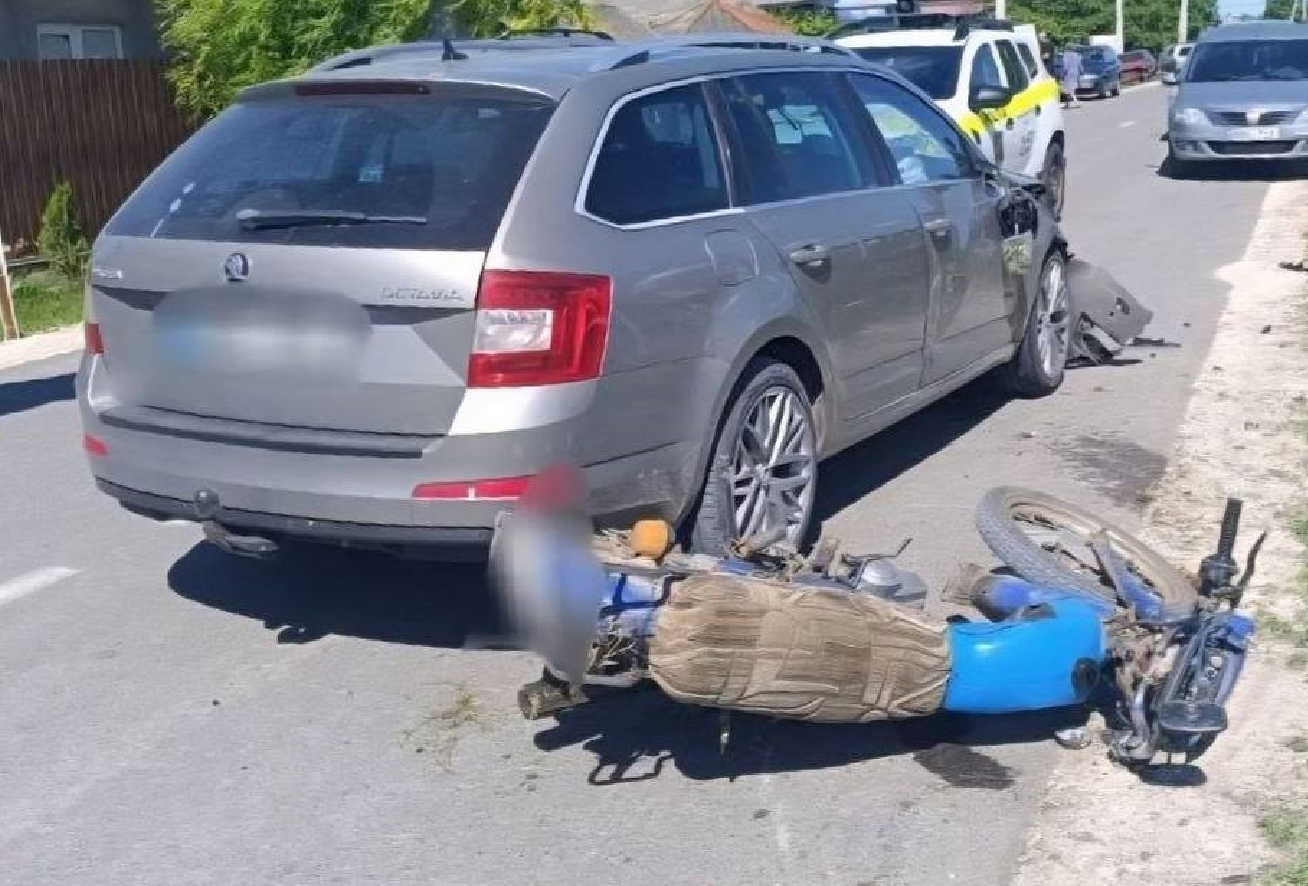 Accident fatal la Fălești: Doi bărbați au murit, după ce motocicleta pe care se deplasau a fost lovită de Skoda