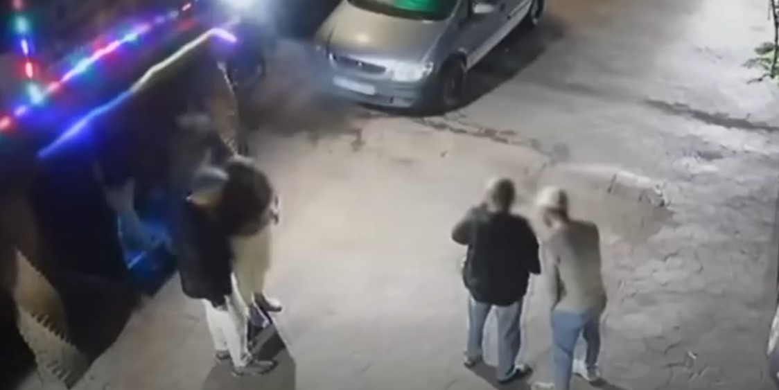 (video) Scene violente lângă un local din capital. Un tânăr, atacat în toiul nopții și lăsat fără bani și bunuri de peste 10 mii lei: Trei suspecți, reținuți