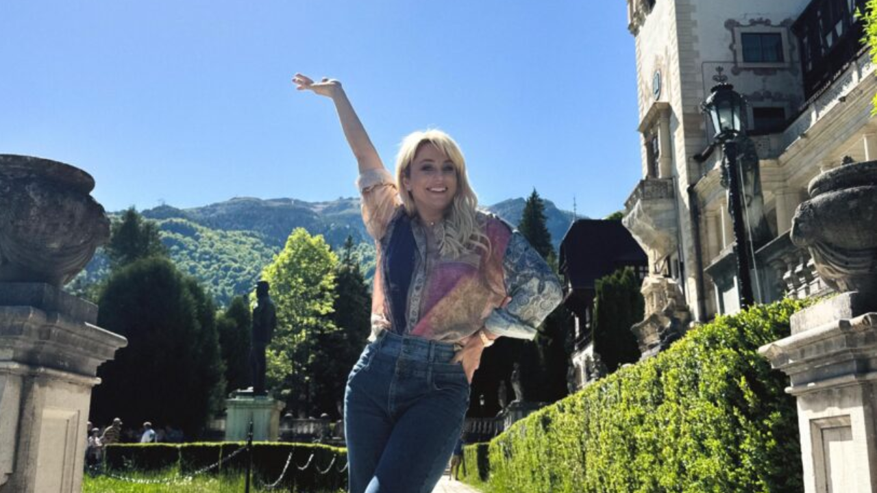 (video) „O Doamne!” Moment unic pentru Natalia Gordienko la Sinaia. Cine i-a tăiat calea artistei în timp ce se plimba prin curtea Castelului Peleș