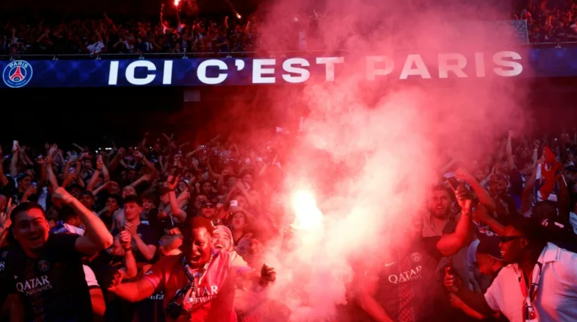 (video) Violențe pe străzile Parisului, după ce PSG a obținut o victorie istorică: Suporterii au atacat forțele de ordine și au incendiat totul în urma lor