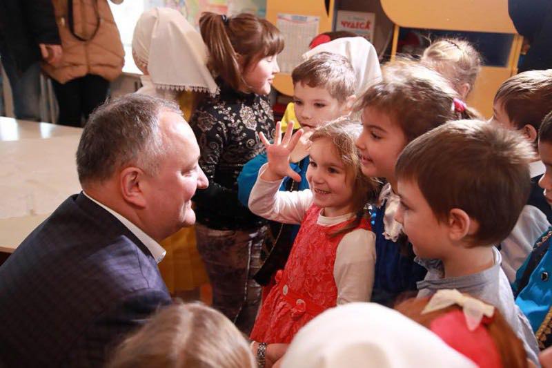 „Una dintre cele mai luminoase și frumoase sărbători”: Igor Dodon le-a dorit tuturor copiilor „să crească în pace și cu încredere în ziua de mâine”, de 1 iunie