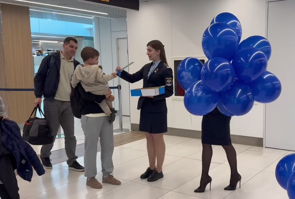 (video) Vama a prins culoare de Ziua Copilului: Micii călători, întâmpinați de funcționari cu surprize și voie bună, pe 1 iunie