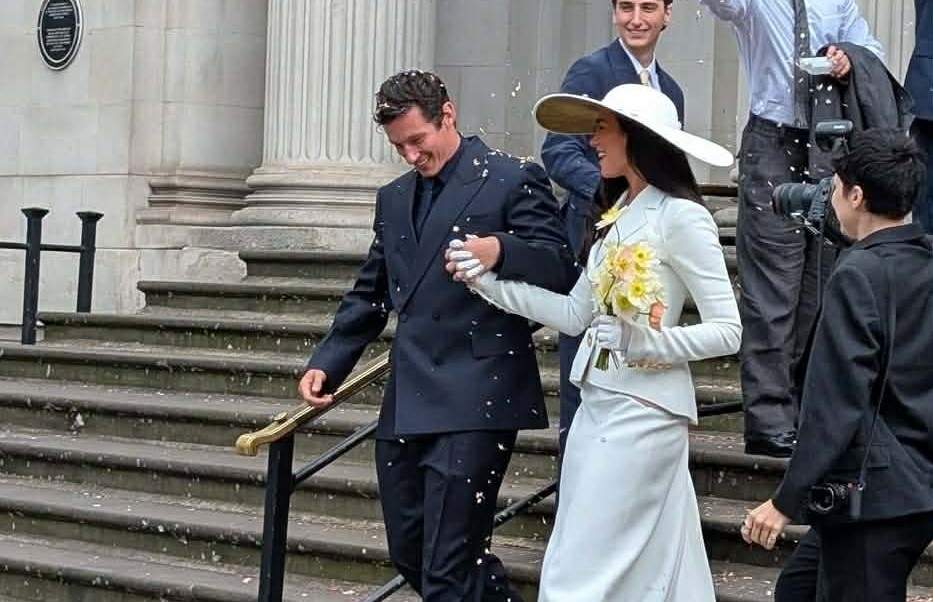 (foto) Nuntă secretă în showbiz. Dua Lipa s-a căsătorit cu celebrul actor Callum Turner într-o ceremonie discretă