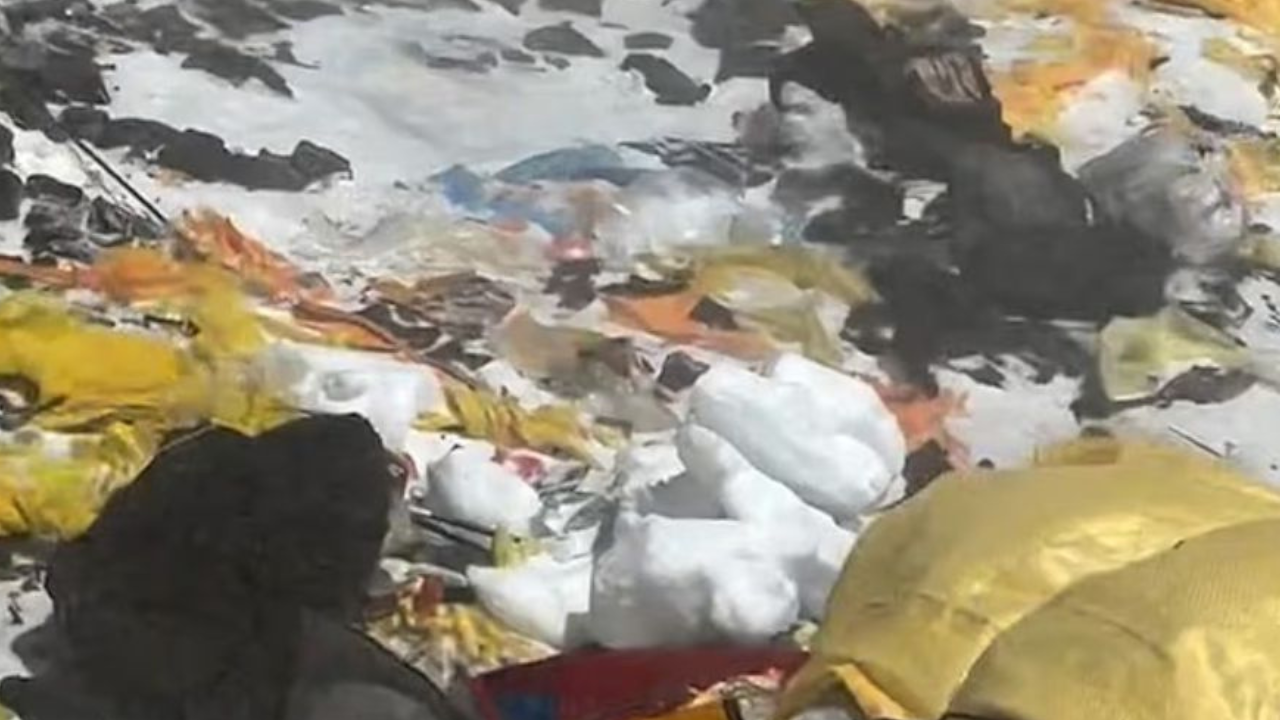 Cel mai înalt loc de campare de pe Muntele Everest s-a transformat într-o groapă de gunoi. Imaginile care au stârnit revolta