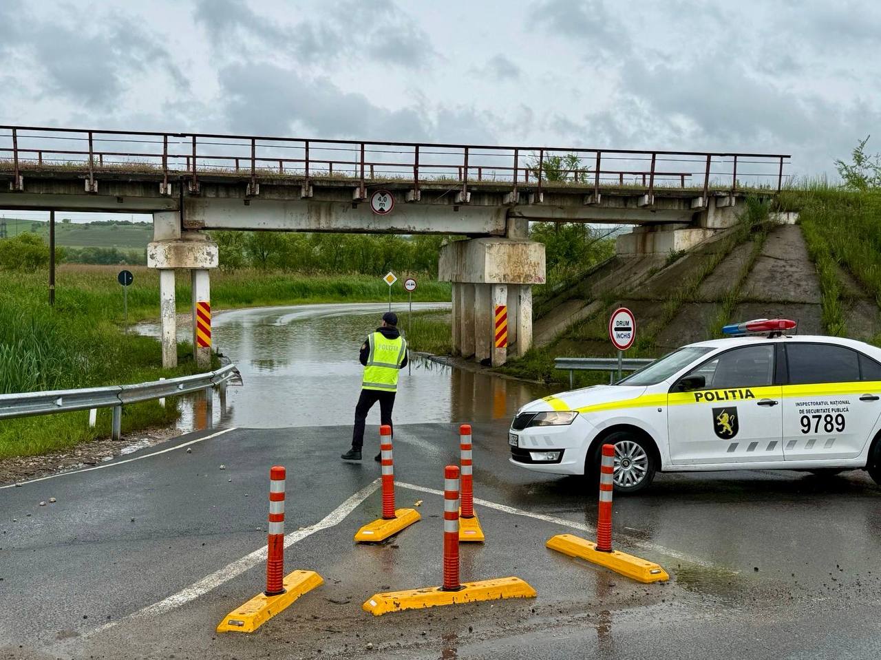 Traficul rutier în zona unui pod din raionul Strășeni, rămâne blocat din cauza acumulării de apă: Șoferii, îndemnați să evite zona