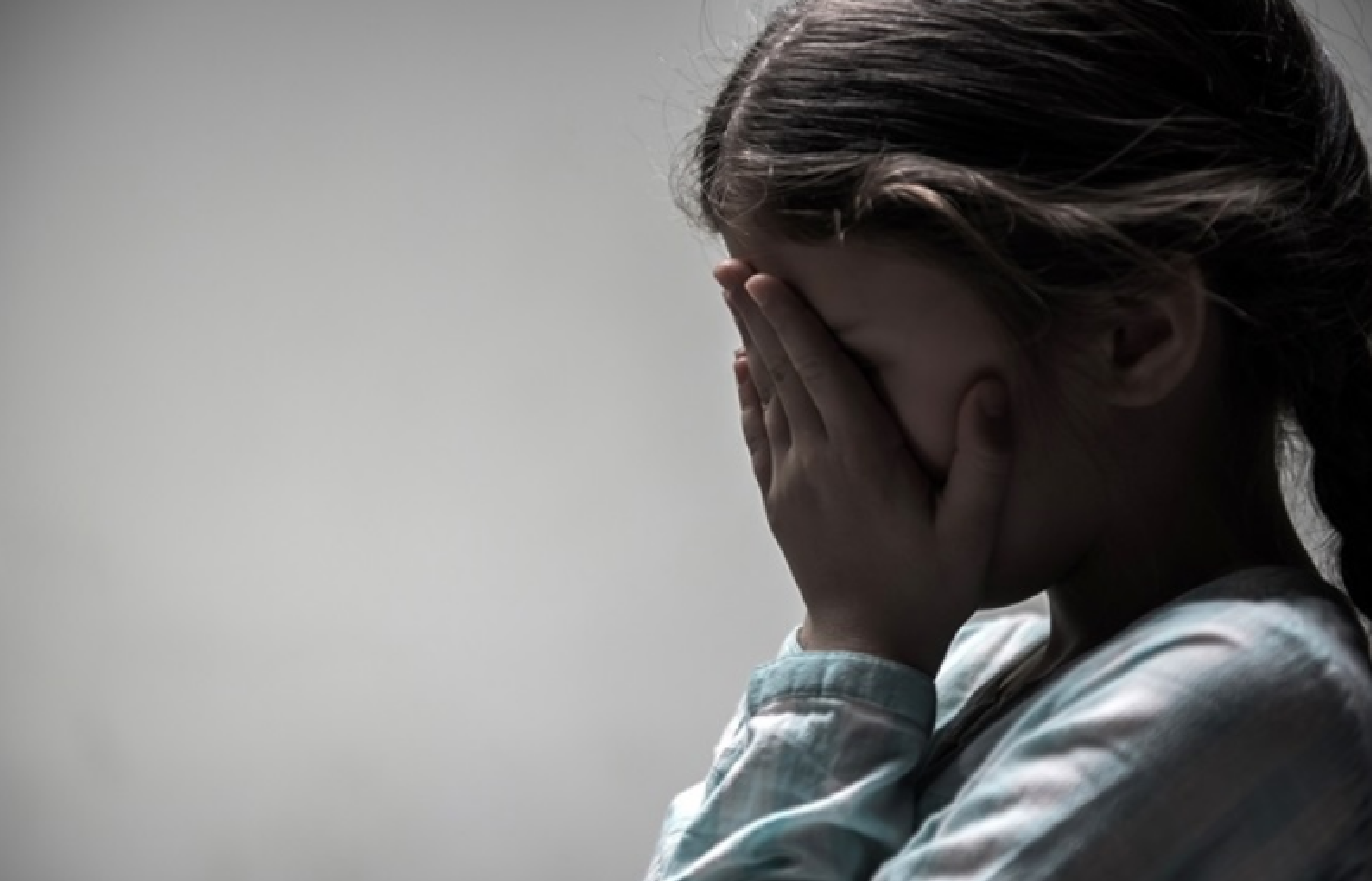 Caz șocant în Moldova: O fată de 7 ani, ademenită de un vecin într-o livadă și agresată sexual până și-a pierdut cunoștința