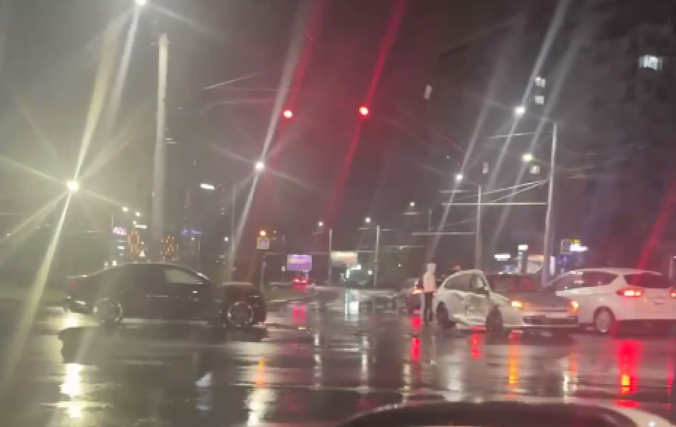 (video) Carambol în capitală: Un Audi, un Hyundai și un Renault, boțite după ce s-au lovit violent la o intersecție
