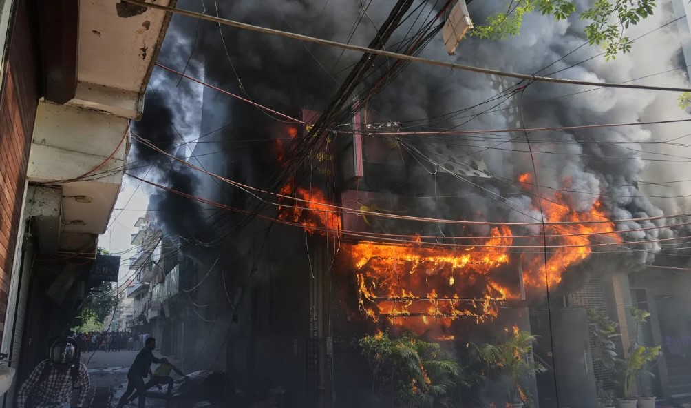 (foto/video) Incendiu catastrofal la un hotel din New Delhi: Cel puțin 21 de persoane au murit. Oamenii au sărit de la etaj pentru a se salva