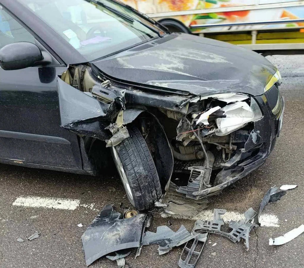 (foto) Un BMW și o Skoda, boțite într-un accident, la Ialoveni: Unul dintre șoferi nu s-ar fi asigurat la schimbarea direcției