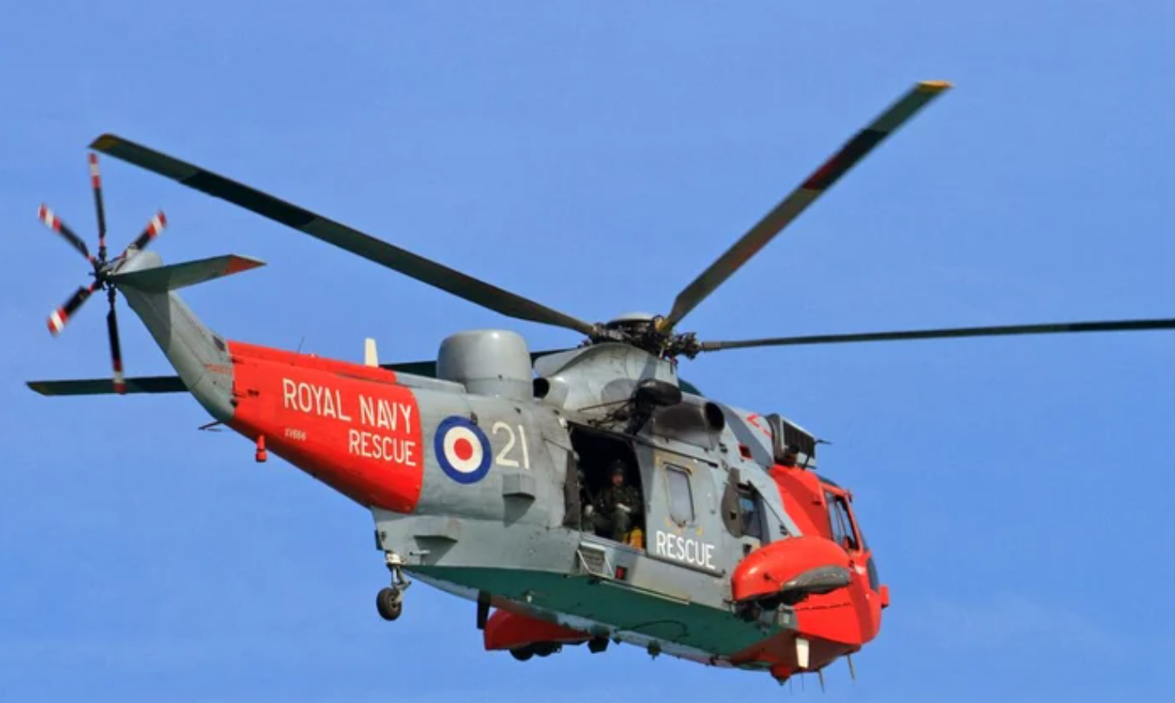 Un elicopter al Marinei Regale britanice, prăbușit pe un câmp din Devon: Mai multe drumuri au fost închise, iar întreaga zonă a fost izolată