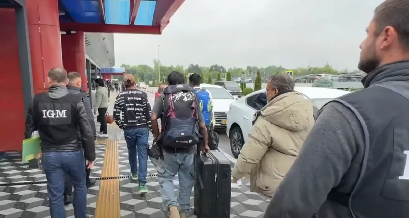 (video) Șase cetățeni străini, scoși sub escortă din Moldova: Ofițerii Inspectoratului pentru Migrație i-au dus la Aeroportul Chișinău