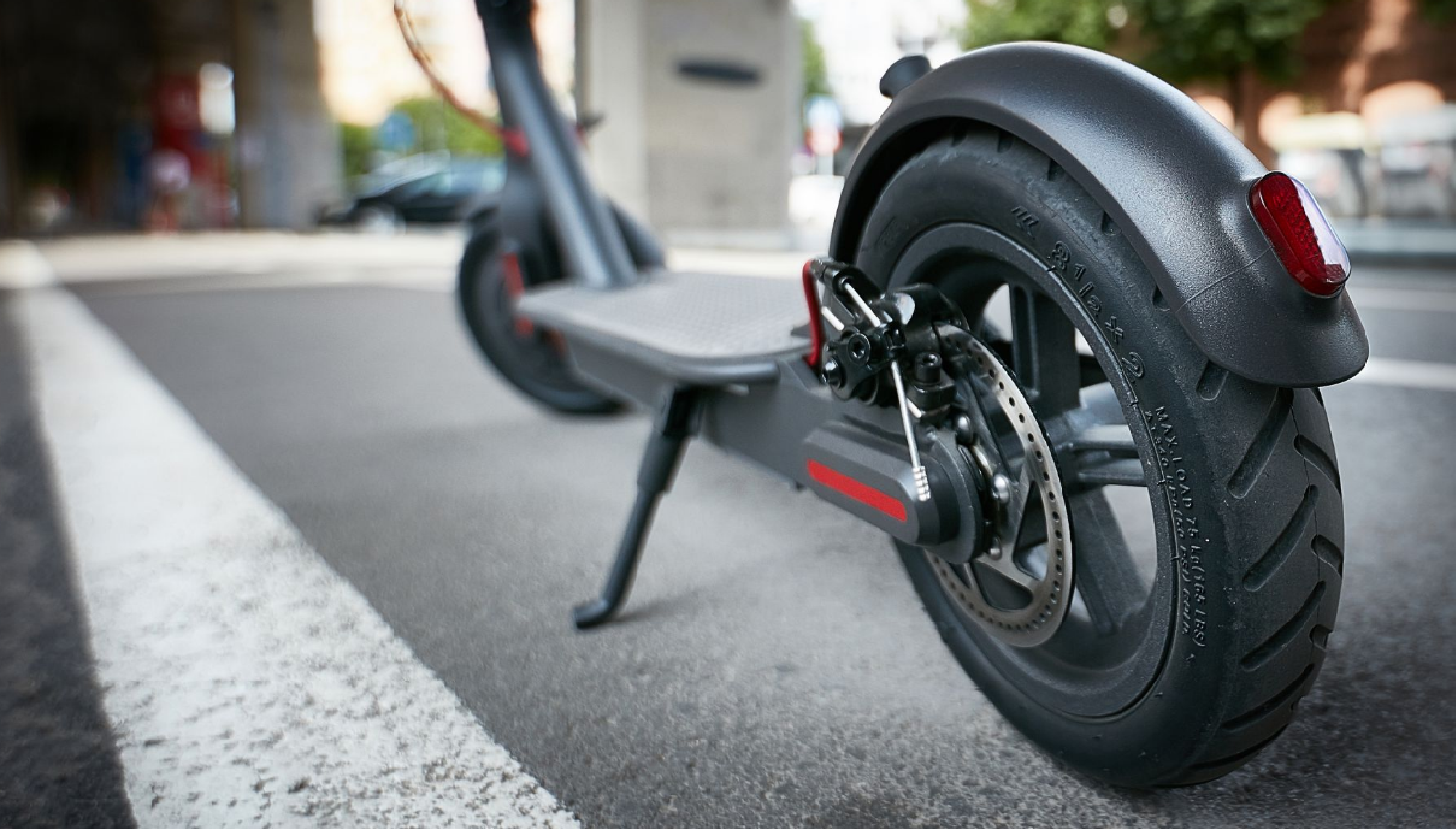 O femeie, transportată la spital, după ce a fost lovită de o trotinetă electrică: La ghidon era un copil de 15 ani