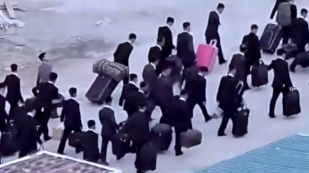 (video) Val de nord-coreeni în Rusia. Imagini misterioase alimentează speculațiile privind noi trupe trimise de Kim Jong-un în sprijinul lui Putin